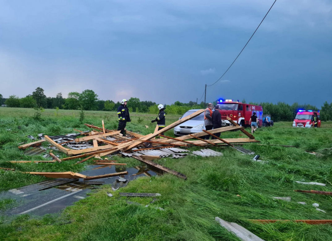 Nawałnica zniszczyła dom pod Gostyninem, który budowała razem ze zmarłym mężem. Żyła skromnie, ale była szczęśliwa. Są ludzie, którzy chcą jej pomóc [ZDJĘCIA]