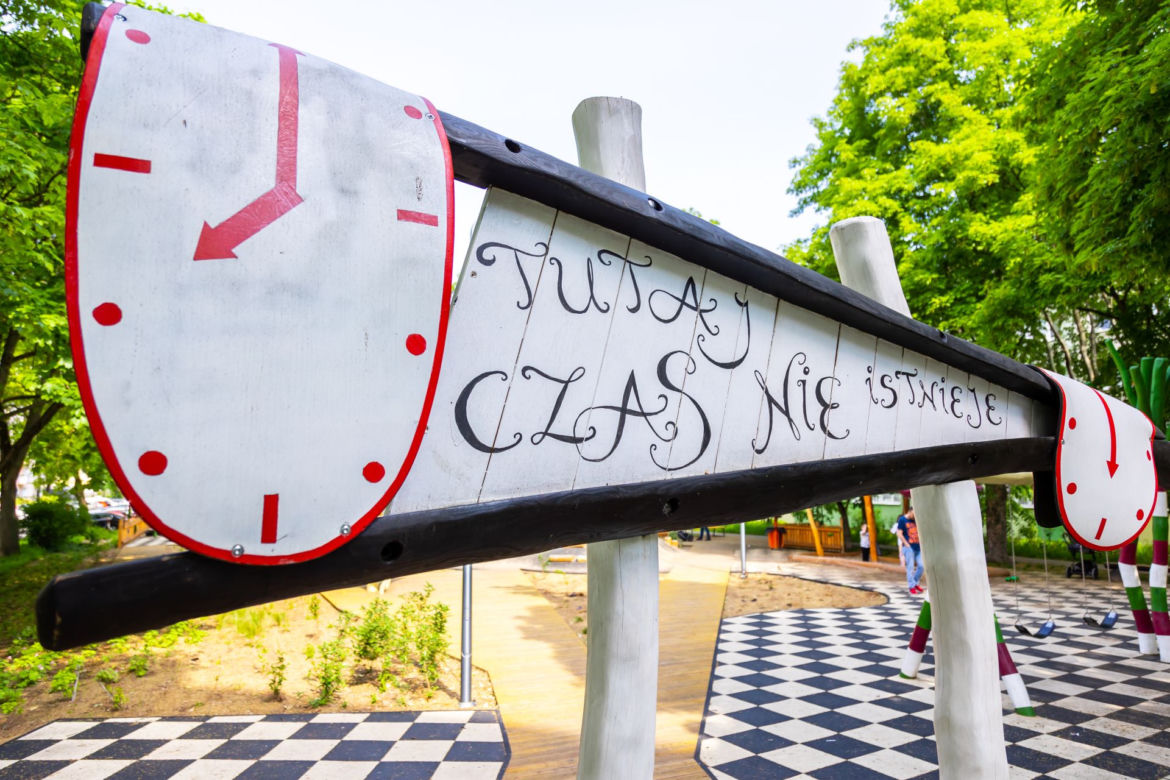 Plac zabaw inspirowany Alicją w krainie czarów