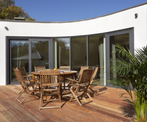 Konserwacja drewna – jak dbać o drewniane meble ogrodowe i elementy małej architektury?