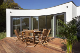 Konserwacja drewna – jak dbać o drewniane meble ogrodowe i elementy małej architektury?