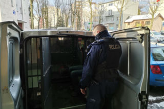 Jastrzębie-Zdrój: Grozili nożem i zastraszali świadków. 20-latek uwięził trzy osoby! Chronili dilera
