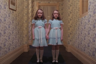 Bliźniaczki ze Lśnienia - co stało się z filmowymi siostrami 40 lat po premierze horroru? [18+]