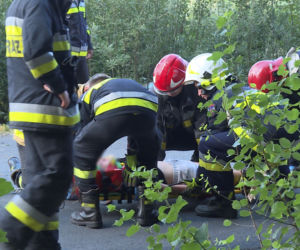 Dachując wypadli z auta