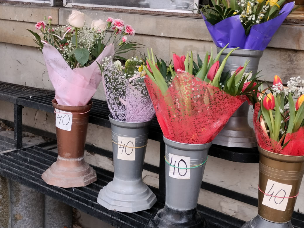 W Lublinie przed stoiskami z kwiatami długie kolejki. Sprawdziliśmy, jakie są ceny