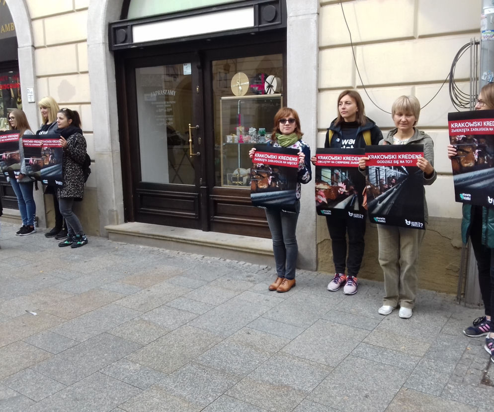 Manifestancji stali przed sklepem z plakatami