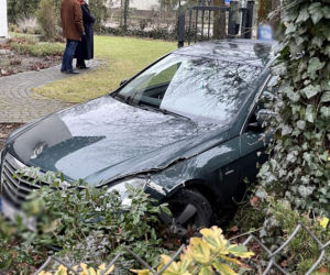Wjechał w ogrodzenie na Białołęce. Prowadził bez uprawnień