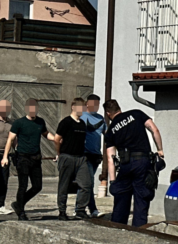 Dramat w parku w Pasłęku. Dwóch nastolatków ugodzonych noże