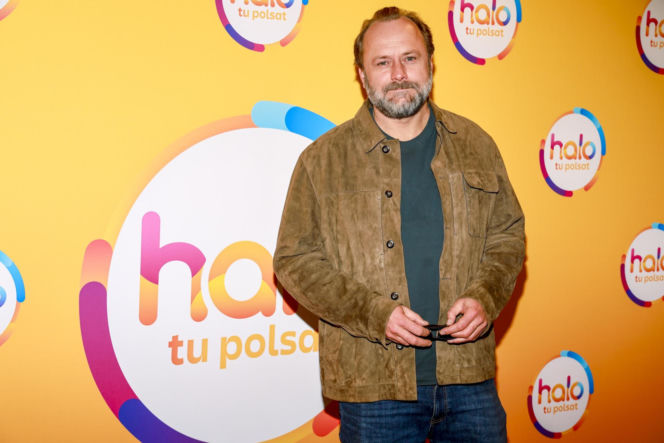 Leszek Lichota dopiero co ogłosił rozstanie. Teraz na czerwonym dywanie pozował u boku pięknej blondynki. To znana stylistka