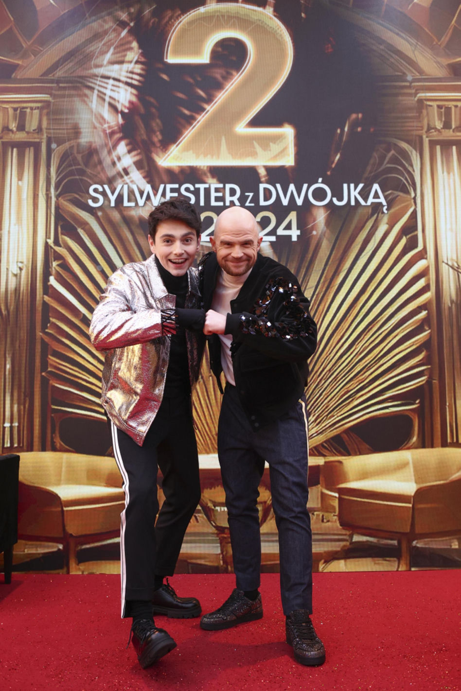 Tak wyglądały gwiazdy prowadzące "Sylwestra z Dwójką"! Krystyna Sokołowska odsłoniła nogi do nieba, a Michalina Sosna założyła "nagą" suknię