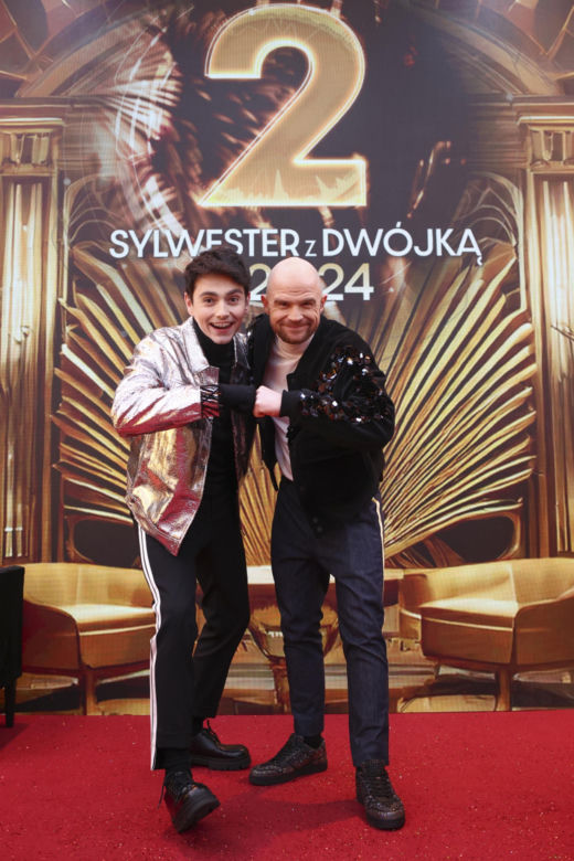 Tak wyglądały gwiazdy prowadzące "Sylwestra z Dwójką"! Krystyna Sokołowska odsłoniła nogi do nieba, a Michalina Sosna założyła "nagą" suknię