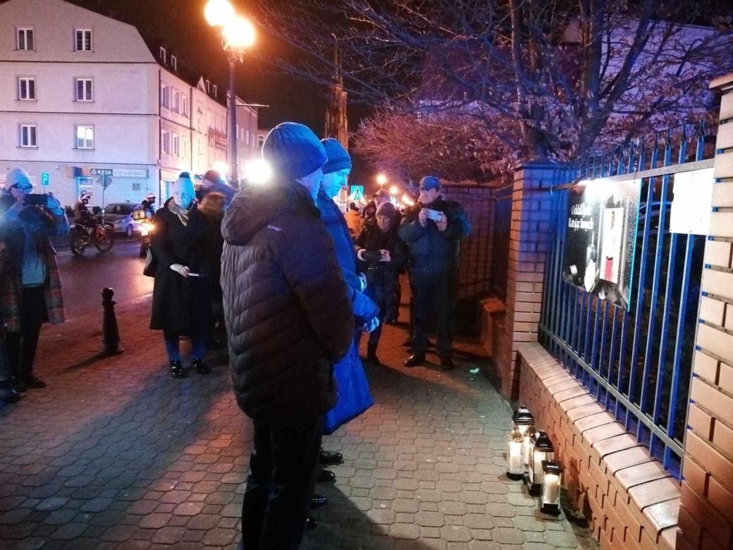Siedlczanie wyrazili swój sprzeciw przeciwko agresji i wsparcie dla rodziny ratownika medycznego, który zginął w ataku nożownika