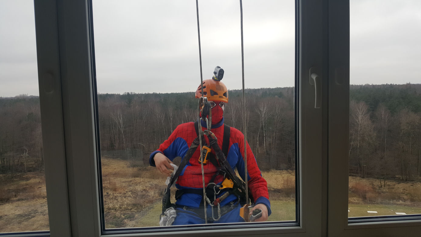 Katowice: Spider Man i Superman myją okna w szpitalu