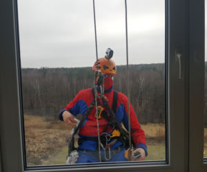 Katowice: Spider Man i Superman myją okna w szpitalu