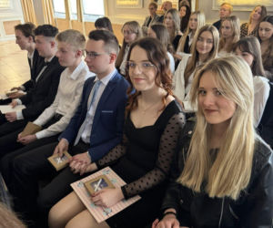 Zakończenie roku szkolnego maturzystów II LO w Starachowicach. Wyjątkowa uroczystość w obiektywie