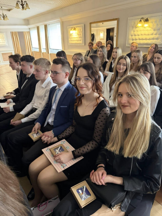 Zakończenie roku szkolnego maturzystów II LO w Starachowicach. Wyjątkowa uroczystość w obiektywie