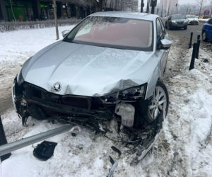 Totalna demolka na Woli. Po kolizji wjechał mercedesem do sklepu