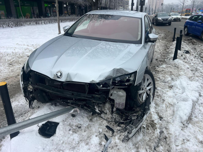 Totalna demolka na Woli. Po kolizji wjechał mercedesem do sklepu