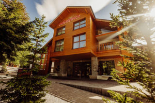 Jazz na żywo i karkonoska kuchnia w nowej odsłonie. Mövenpick Resort & Spa Karpacz zapowiada otwarcie lata w wyjątkowym stylu
