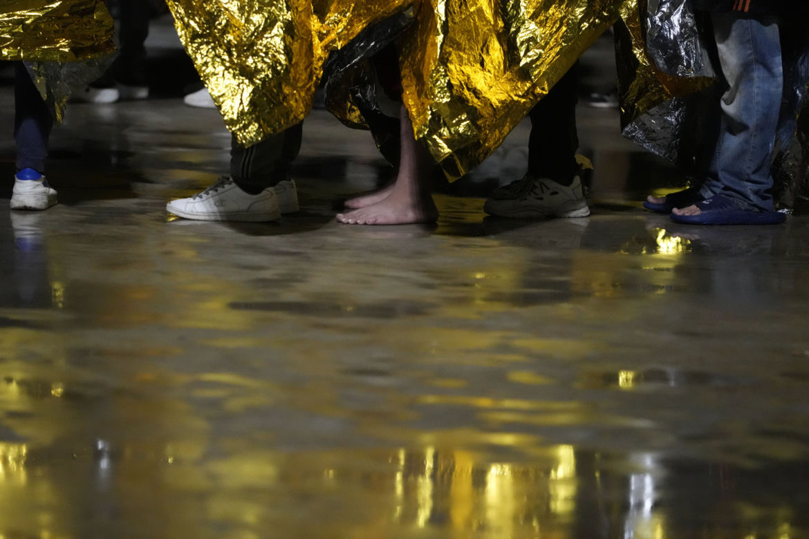 27 osób nie żyje po zatonięciu statku, przewożącego migrantów