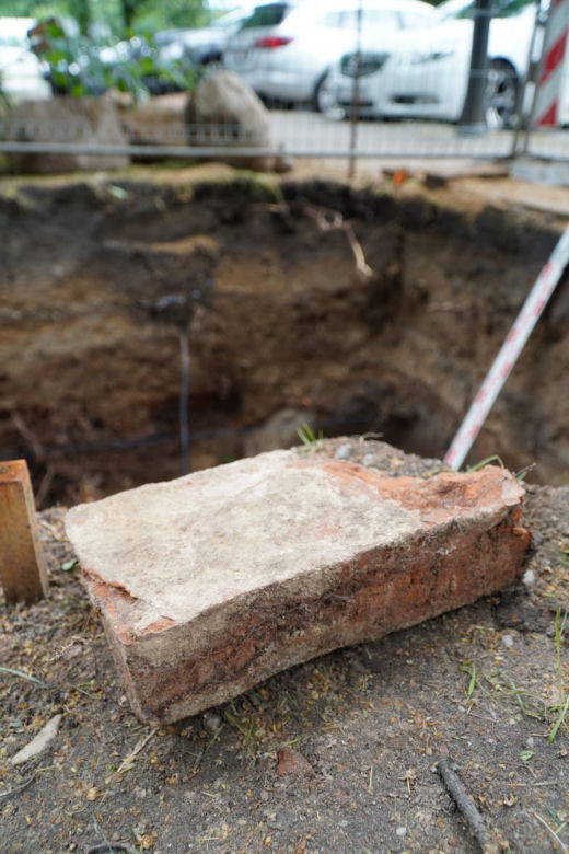 Giżycko. Niezwykłe odkrycie archeologiczne pod Placem Grunwaldzkim. Fragmenty budowli z XV wieku! [ZDJĘCIA]