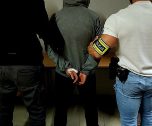 Myślał, że jest bezkarny. Agresywny 18-latek zaatakował policjantów