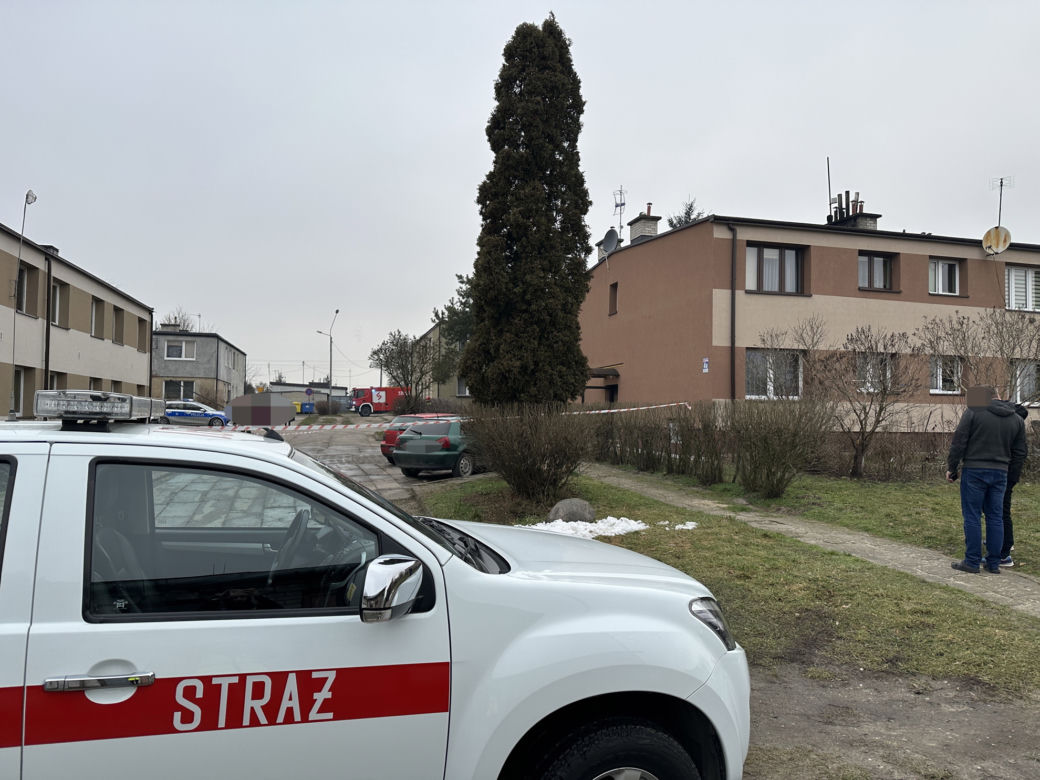 Tragiczny pożar w Nasielsku. Jęzory ognia buchały z okien mieszkania na parterze. Strażacy znaleźli w lokalu zwęglone zwłoki