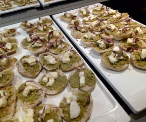 Tartinki z pesto i kiełkami amarantusa