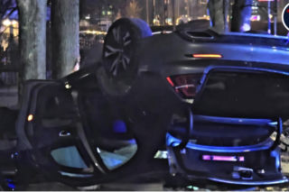 Wjechał na trawnik, uderzył w drzewo i dachował. Szokujący powód!