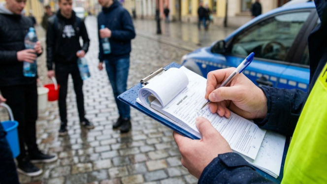 Uważaj na Śmigus-Dyngus! Za to możesz dostać mandat 500 zł. Gdzie kończy się zabawa?