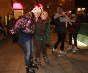Nightskating. Warszawiacy przejechali stolicę na rolkach [Zdjęcia]