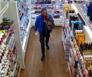 Katowice: Jest podejrzewany o kradzież perfum w drogerii. Rozpoznajesz go? [ZDJĘCIA]