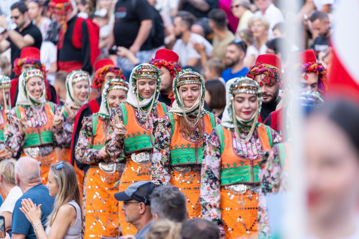 Dni Folkloru w Olsztynie 2025. Ulicami Starego Miasta przeszedł barwny korowód