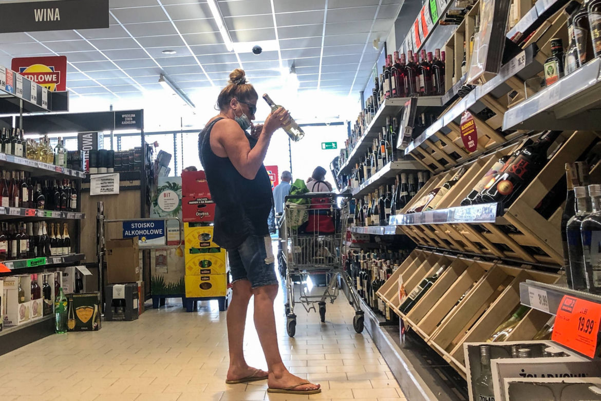 Beata Kozidrak kupuje alkohol