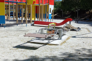 Statek piracki nabiera kształtów. Kiedy otwarcie placu zabaw w Parku Tysiąclecia w Lesznie? [ZDJĘCIA/FILM]