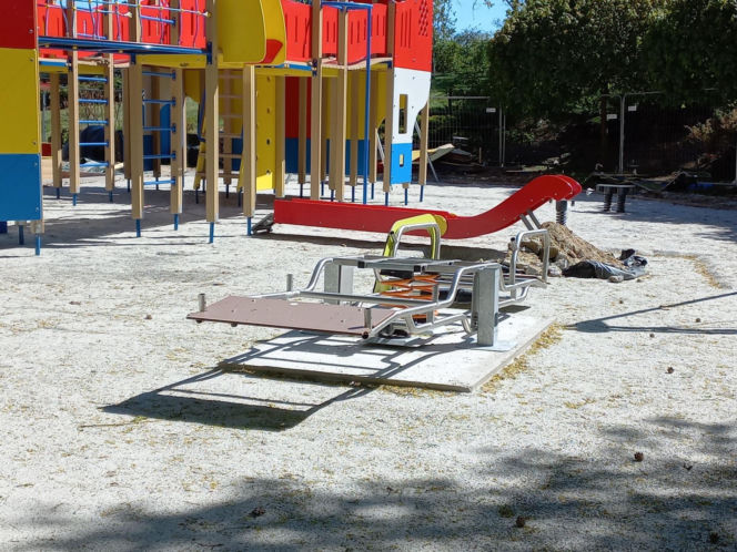 Statek piracki nabiera kształtów. Kiedy otwarcie placu zabaw w Parku Tysiąclecia w Lesznie? [ZDJĘCIA/FILM]