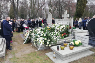 Na pogrzeb 20-letniej Marty z Pabianic przyszła rodzina i przyjaciele. Wzruszające słowa księdza [ZAPIS RELACJI NA ŻYWO]