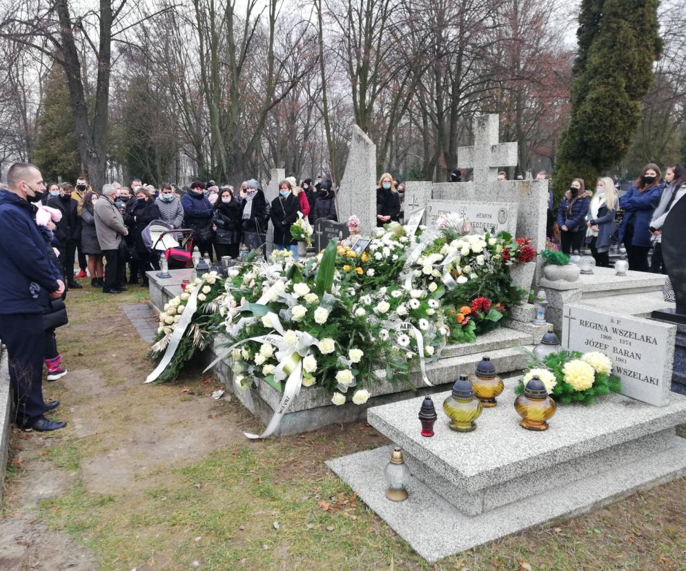 Na pogrzeb 20-letniej Marty z Pabianic przyszła rodzina i przyjaciele. Wzruszające słowa księdza [RELACJA NA ŻYWO]
