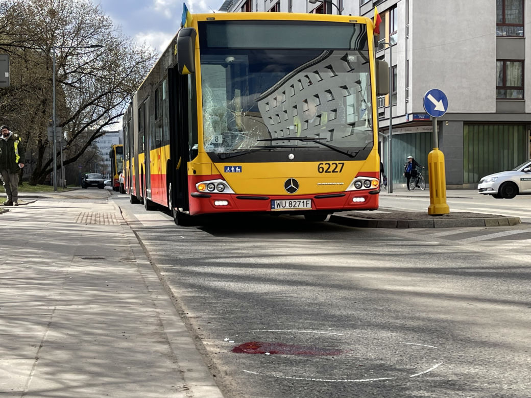 Koszmarny wypadek na Wiatracznej. Piesza wpadła pod miejski autobus