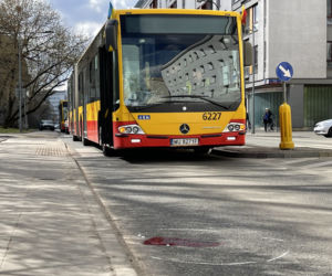 Koszmarny wypadek na Wiatracznej. Piesza wpadła pod miejski autobus