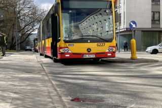 Koszmarny wypadek w Warszawie. Miejski autobus zmiótł pieszą z pasów