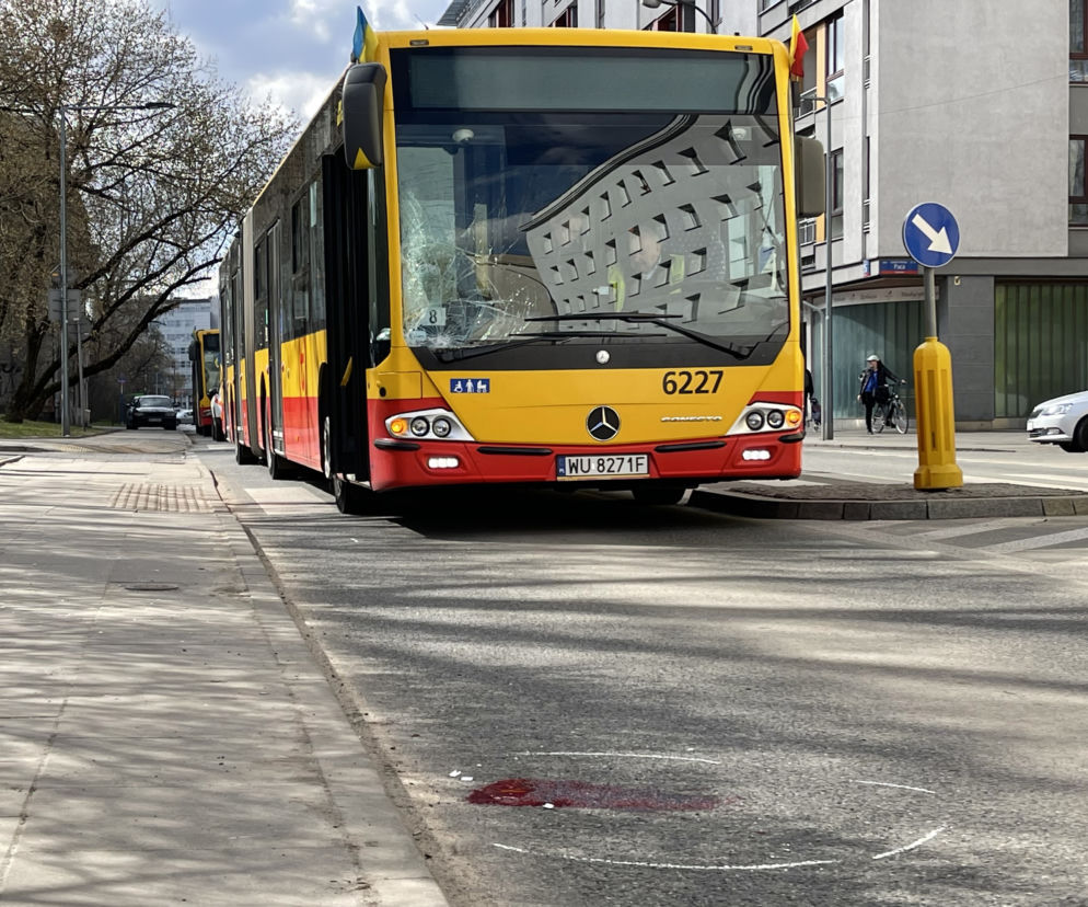 Koszmarny wypadek na Wiatracznej. Piesza wpadła pod miejski autobus