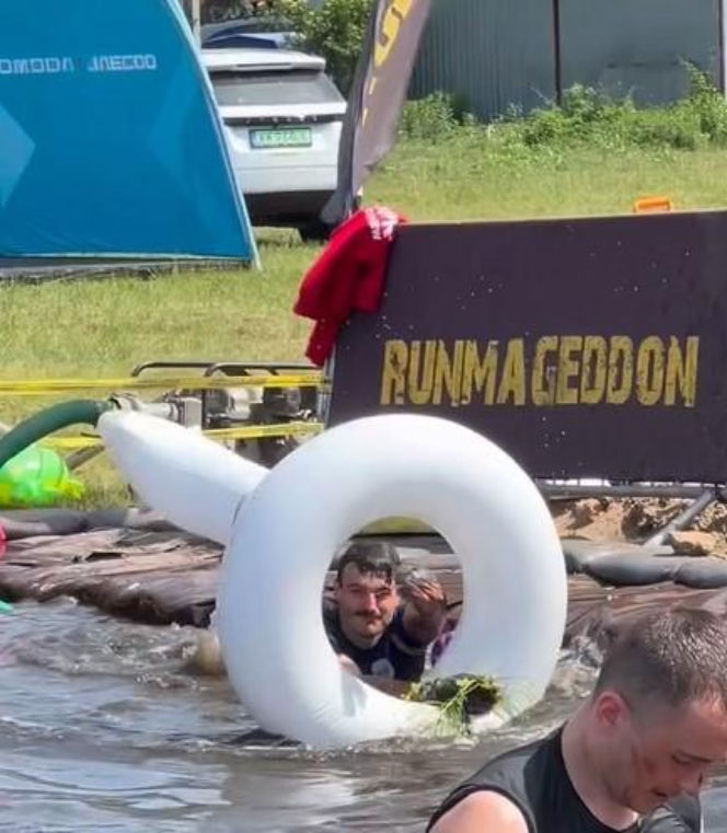 Błażej Stencel płynął w dmuchanym... jednorożcu. "Wiozłem kwiatki dla mojego księcia"