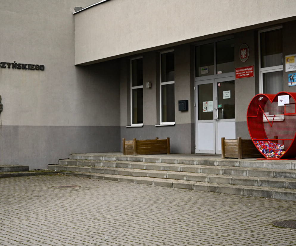 Duże czerwone serca na nakrętki przy czterech białostockich szkołach [ZDJĘCIA]