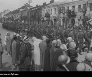 Defilada pułku na ulicach miasta, Suwałki, 1928 r.