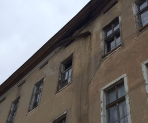 Lecą tynki z dawnego budynku kolejowego przy ul. Dworcowej