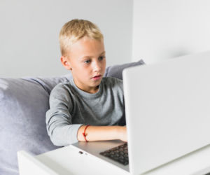 Zarabianie w internecie przez nastolatka. Sprawdź jak zadbać o bezpieczeństwo dziecka i jego pierwsze pieniądze