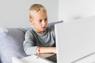 Zarabianie w internecie przez nastolatka. Sprawdź jak zadbać o bezpieczeństwo dziecka i jego pierwsze pieniądze