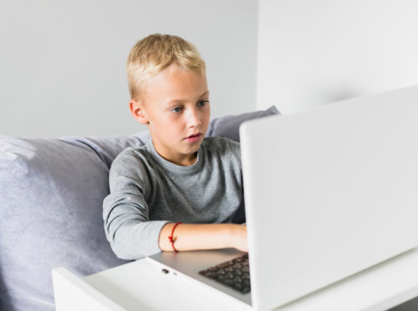 Zarabianie w internecie przez nastolatka. Sprawdź jak zadbać o bezpieczeństwo dziecka i jego pierwsze pieniądze