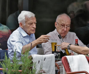Premier Jerzy Buzek chłodzi się piwkiem