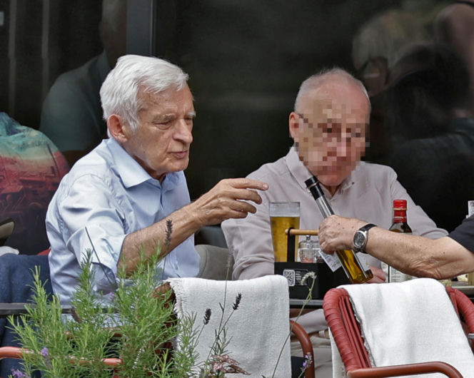 Premier Jerzy Buzek chłodzi się piwkiem